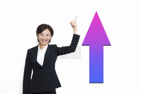 Foto de Asiático mujer de negocios apuntando hasta mostrando flecha - Imagen libre de derechos