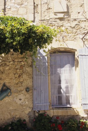 Téléchargez les photos : Vieille porte en bois avec fenêtre - en image libre de droit