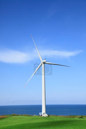 Téléchargez les photos : Éolienne avec fond bleu ciel. énergies renouvelables - en image libre de droit