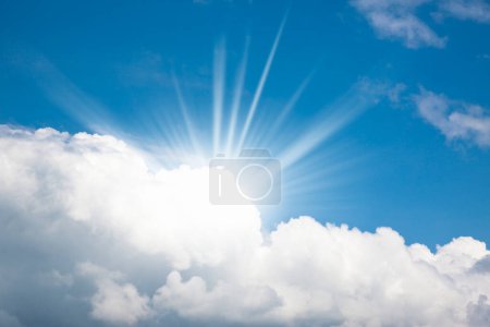 Foto de Sol brillante con nubes blancas sobre fondo azul. - Imagen libre de derechos
