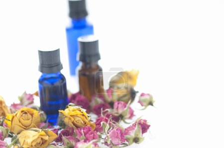 Foto de Composición con aceites esenciales y flores sobre fondo blanco - Imagen libre de derechos