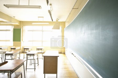 Téléchargez les photos : Empty classroom with tables and chairs background - en image libre de droit