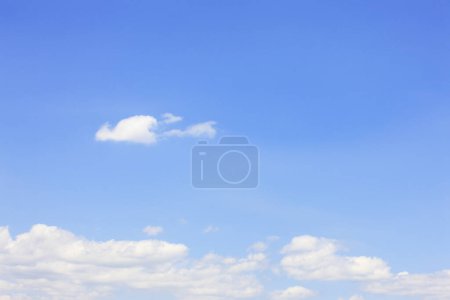 Téléchargez les photos : Fluffy clouds in blue sky, natural background - en image libre de droit