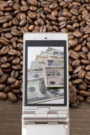 Foto de Fondo concepto de financiación e inversión con imagen de dinero en la pantalla del teléfono móvil - Imagen libre de derechos