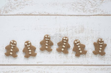 Foto de Sabrosas galletas de jengibre con espacio en blanco - Imagen libre de derechos