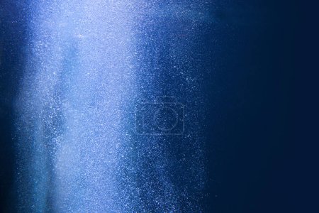 Téléchargez les photos : Bulles sous-marines qui s'élèvent de la profondeur de la mer bleue - en image libre de droit