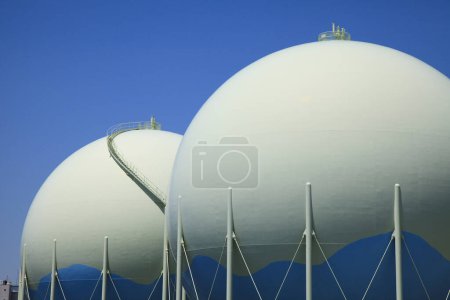 Foto de Almacenamiento de grandes esferas de gas y combustible en Japón - Imagen libre de derechos