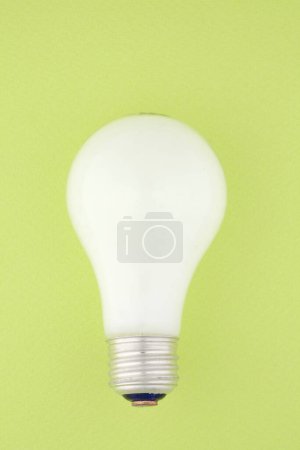 Téléchargez les photos : Ampoule sur fond vert, gros plan - en image libre de droit