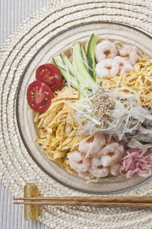 Draufsicht auf Hiyashi-Gericht mit Meeresfrüchten auf weißem Teller
