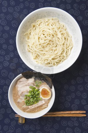 Téléchargez les photos : Vue du dessus du plat de ramen japonais fait avec du bouillon d'os de porc et des nouilles - en image libre de droit