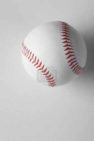 Foto de Pelota de béisbol sobre fondo blanco - Imagen libre de derechos