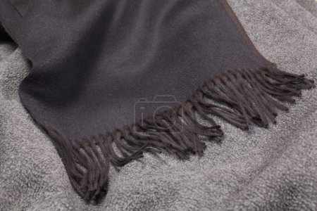 Téléchargez les photos : Texture d'un fond d'écharpe noir - en image libre de droit