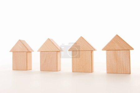 Téléchargez les photos : Maisons modèles et cubes en bois sur fond - en image libre de droit
