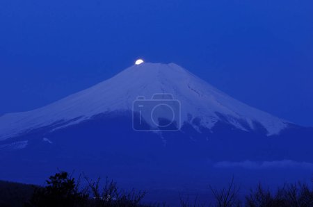 Téléchargez les photos : Nature vue panoramique sur la montagne fuji la nuit - en image libre de droit