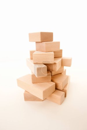 Téléchargez les photos : Pile de blocs de construction en bois sur fond blanc
. - en image libre de droit