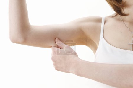 Foto de Mujer mostrando músculo en fondo de estudio - Imagen libre de derechos