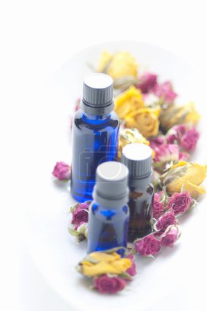 Foto de Composición con aceites esenciales y flores sobre fondo blanco - Imagen libre de derechos