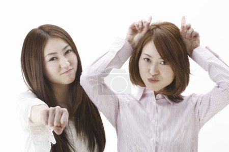 Téléchargez les photos : Deux asiatique les jeunes filles avoir amusant - en image libre de droit