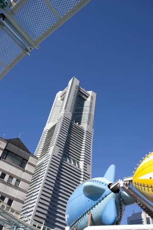 Foto de Edificios modernos de la ciudad sobre el fondo azul del cielo en Yokohama, Japón - Imagen libre de derechos