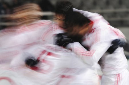 Téléchargez les photos : Vision floue du mouvement des joueurs lors de la compétition de football, sport - en image libre de droit
