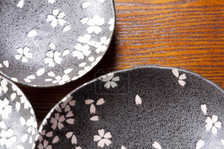 Foto de Placas de cerámica colocadas de cerca sobre la mesa - Imagen libre de derechos