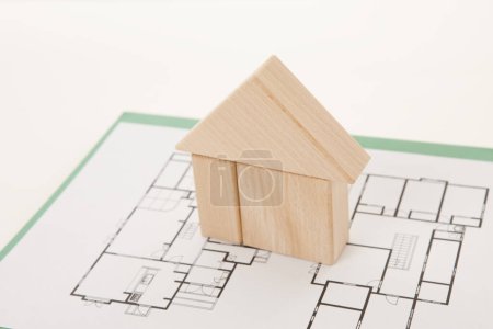 Téléchargez les photos : Plans avec modèle de maison. investissement, concept hypothécaire - en image libre de droit