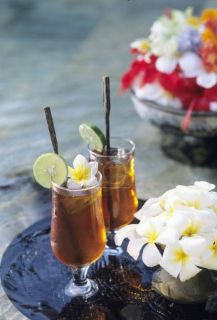 Téléchargez les photos : Deux cocktails aux fleurs tropicales - en image libre de droit