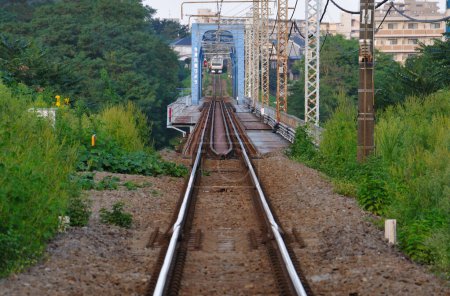 Foto de Tren japonés en el puente durante el día - Imagen libre de derechos