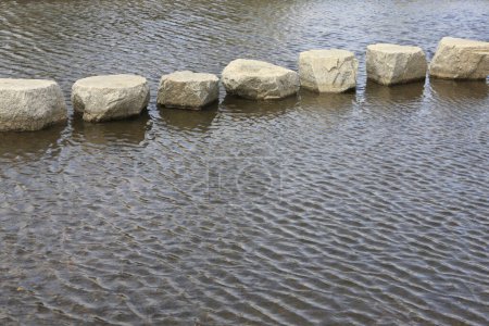 Téléchargez les photos : L'eau qui coule dans la rivière - en image libre de droit