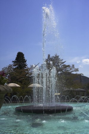Téléchargez les photos : La belle vue sur la fontaine dans le parc - en image libre de droit
