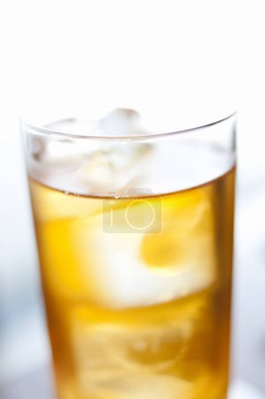 Téléchargez les photos : Gros plan d'un verre de glace froide - en image libre de droit