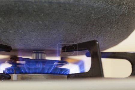 Téléchargez les photos : Cuisinière à gaz avec flammes vue rapprochée - en image libre de droit