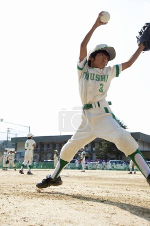 Téléchargez les photos : Pichet garçon japonais jouant au baseball, petite ligue - en image libre de droit