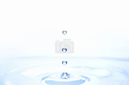 Téléchargez les photos : Gouttes d'eau à la surface de l'eau sur fond clair - en image libre de droit