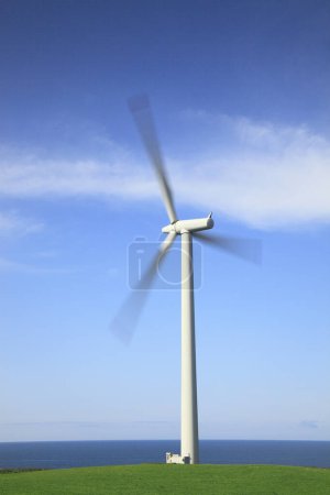 Foto de Turbina eólica con fondo de cielo azul. energía renovable - Imagen libre de derechos