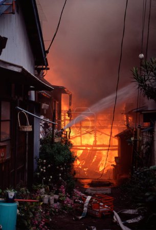 Foto de Un fuego que arde en una casa - Imagen libre de derechos