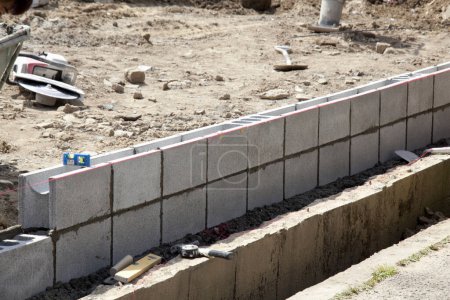 Foto de Un trabajador de la construcción está trabajando en una pared - Imagen libre de derechos