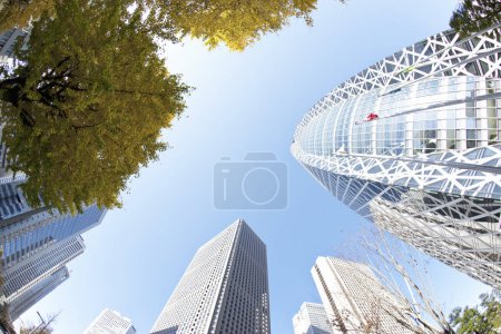 Foto de Paisaje urbano moderno con edificios en Tokio, Japón - Imagen libre de derechos