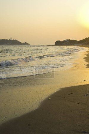 Foto de Hermosa puesta de sol y las olas del mar en la playa - Imagen libre de derechos