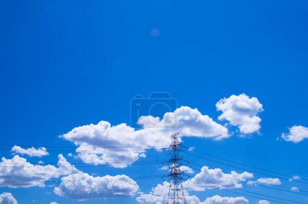 Téléchargez les photos : Ligne électrique haute tension sur fond bleu ciel - en image libre de droit