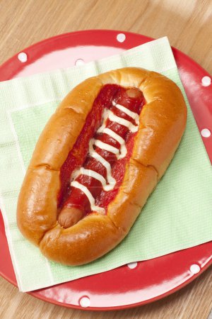 Foto de Delicioso hot dog con salchicha y ketchup con mayonesa - Imagen libre de derechos