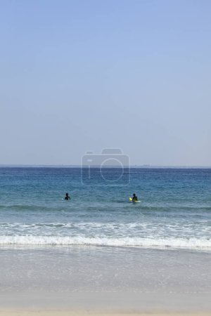 Foto de Dos hombres con tabla de surf en la playa - Imagen libre de derechos