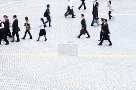 Foto de Grupo de personas caminando por la ciudad durante el día - Imagen libre de derechos