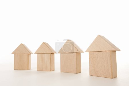 Foto de Casas modelos y cubos de madera sobre fondo - Imagen libre de derechos