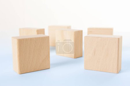Téléchargez les photos : Cubes en bois sur fond - en image libre de droit