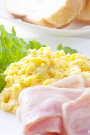 Téléchargez les photos : Une assiette de nourriture avec œufs, jambon et laitue - en image libre de droit