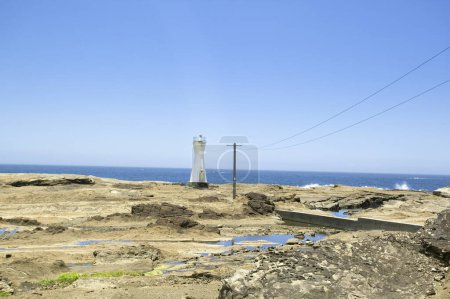 Téléchargez les photos : Beau phare blanc sur le rivage au Japon - en image libre de droit