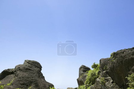 Téléchargez les photos : Paysage de rochers et ciel bleu sur fond de nature - en image libre de droit