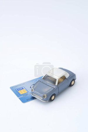 Téléchargez les photos : Voiture jouet et une carte de crédit sur fond, gros plan - en image libre de droit