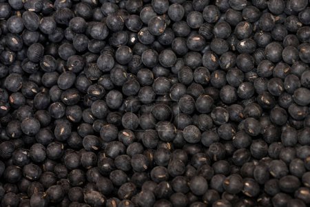 Téléchargez les photos : Lentilles noires comme fond alimentaire, vue de dessus. - en image libre de droit